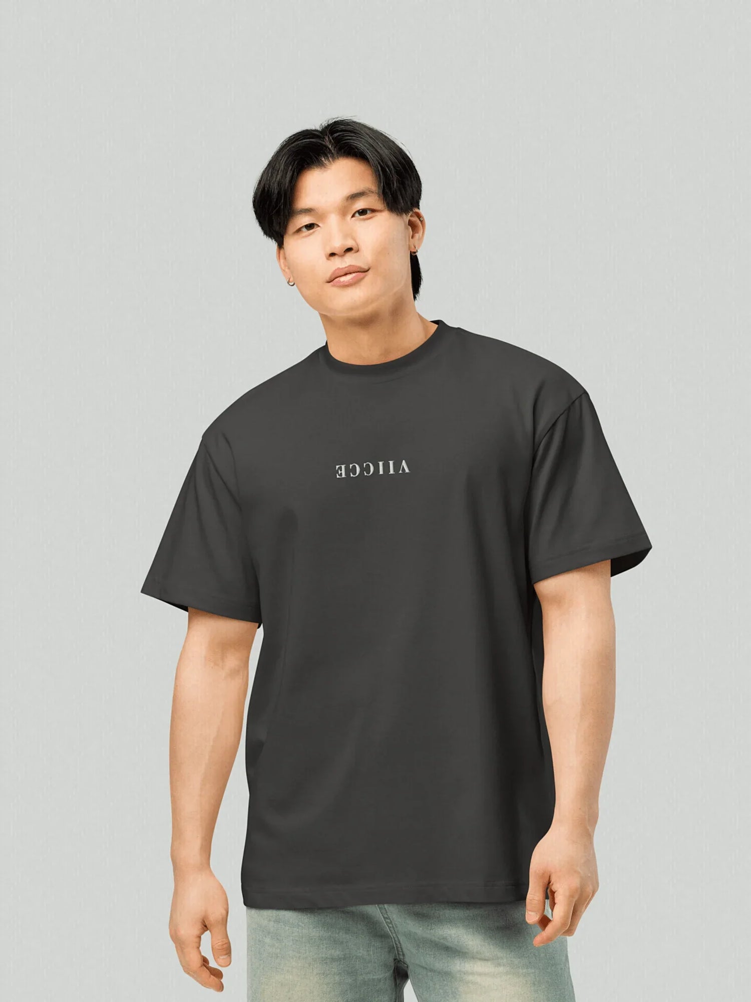 Essence Tee - Vintage Black Oversized. Front view of an oversized t-shirt with the word "viicce" written in reverse on the chest. Made with high-quality organic cotton. Studio photo.